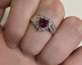 9 karaat witgouden ring met geclusterde diamant en robijn hart