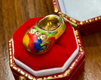 9kt geelgouden vintage babyschoenbedel met kleurrijk email