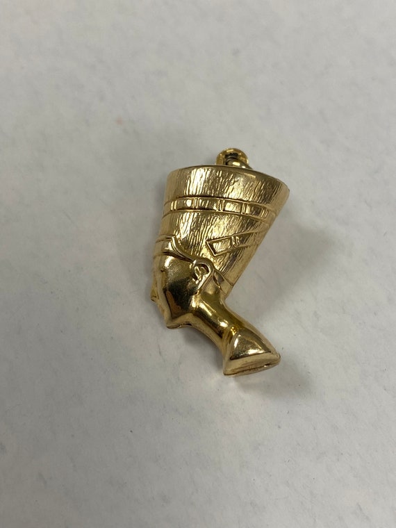 9ct yellow gold Egyptian head pendant - image 2