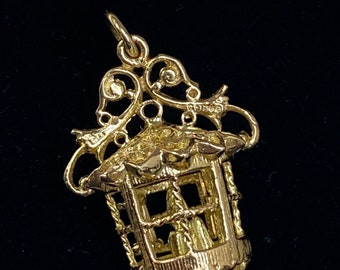 Colgante de linterna de vela de oro amarillo de 9 quilates