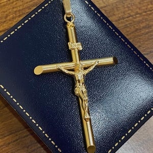 9ct Vintage Hollow Yellow Gold Large Crucifix Pendant
