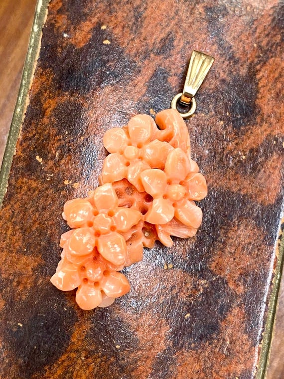 Pendentif Vintage Or Avec Fleur Et Corail Rose – Bijou Rétro Sans Marque