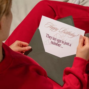L'âge est juste un modèle numérique de carte d'anniversaire de nombre - conception imprimable