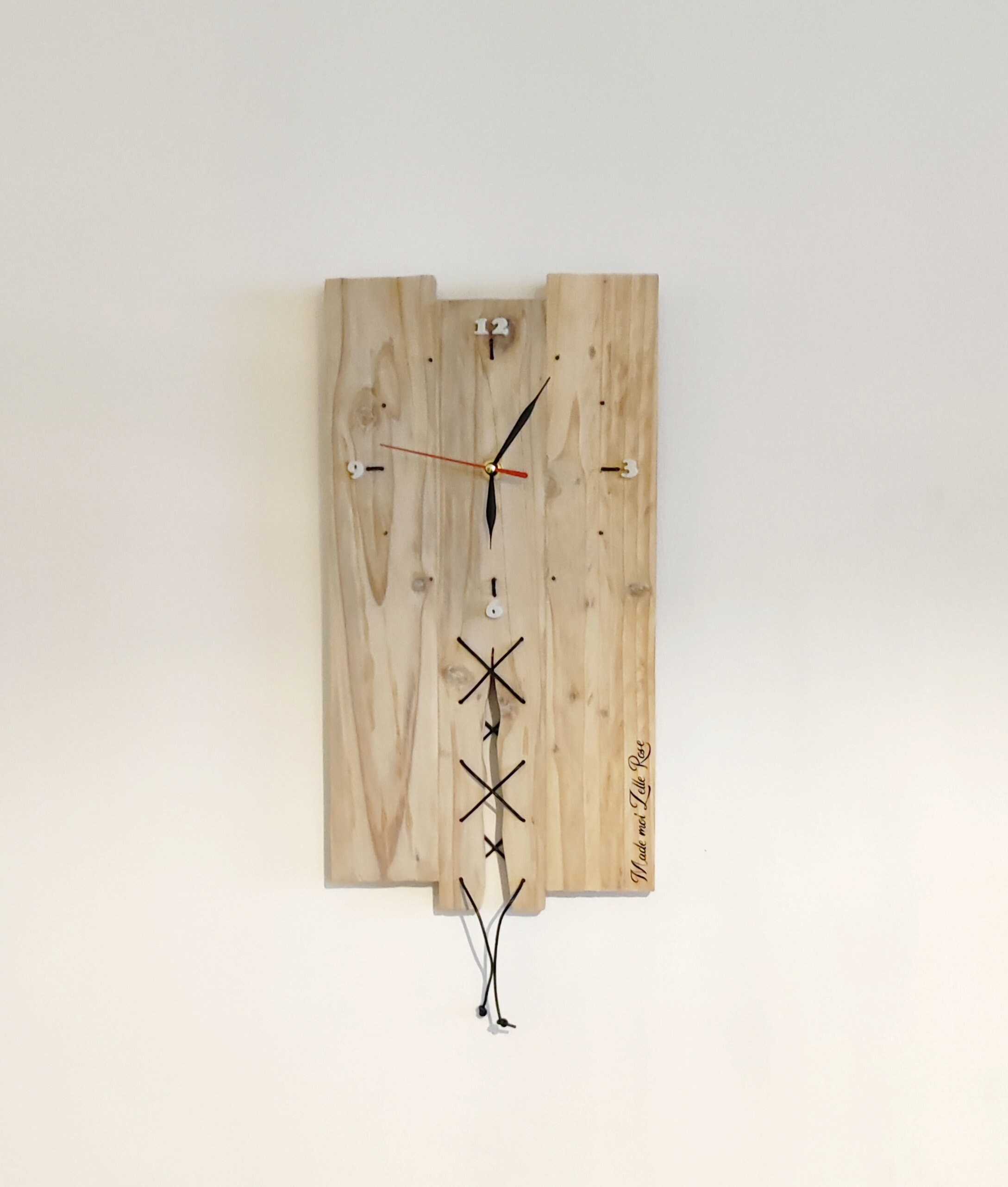 Horloge Murale à Lacets