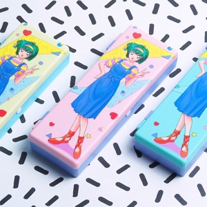 Mika Chan Pastell Retro Anime 90-tals City Pop Pennfodral