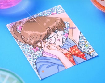 Puede incluir: Una pegatina con una ilustración de dibujos animados de una mujer con cabello castaño, que lleva gafas y un uniforme azul y rojo. La pegatina tiene un fondo brillante.