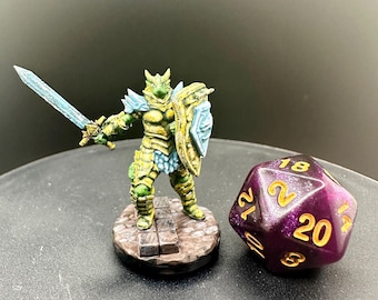 Paladín Dragonborn femenino en miniatura pintado a mano