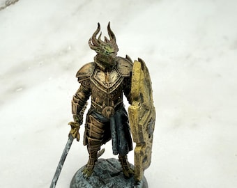 Miniatura de paladín Dragonborn pintada a mano