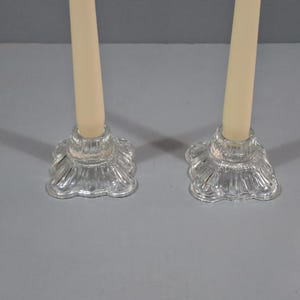 Vintage Low-Level-Kerzenhalter aus geformtem Glas