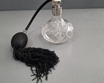 Flacone di profumo rotondo vintage Royal Doulton in vetro tagliato, risalente agli anni '80 circa, con tappo placcato in argento e bulbo nero.