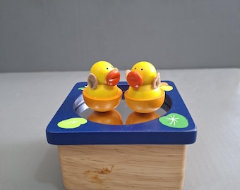 Giocattolo in legno a carica manuale "Anatre danzanti" del marchio Pintoy - Dai 3 anni in su