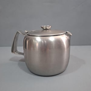 以下が含まれることがあります： 蓋とハンドルが付いた、つや消しステンレス製のティーポット。 ティーポットは丸みを帯びたボディと注ぎ口を備えています。 ハンドルは長方形で、ポットの側面に付いています。 蓋には小さな丸いノブが付いています。