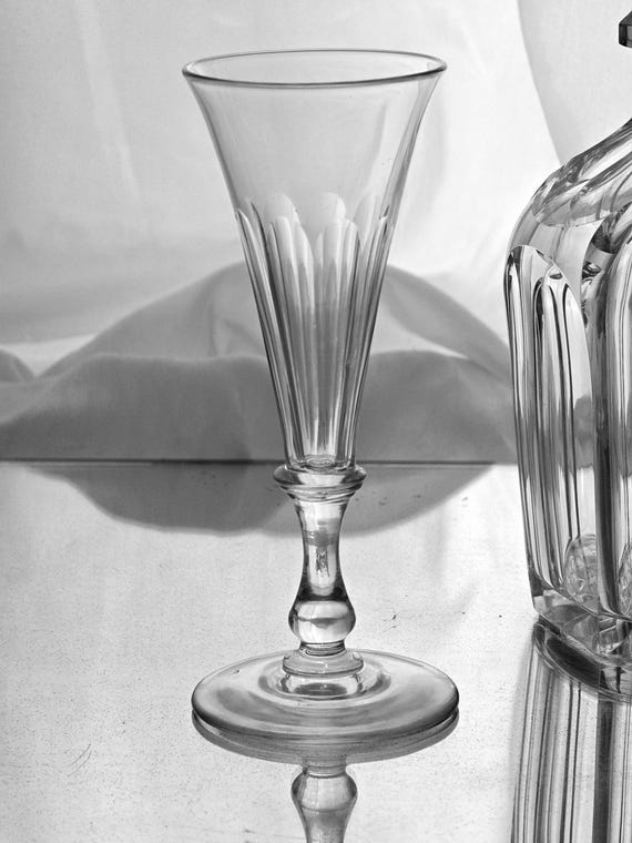 1810 / 1820 Sektglas geriffelt auf Balustersockel aus antikem Sammler-Bleiglas