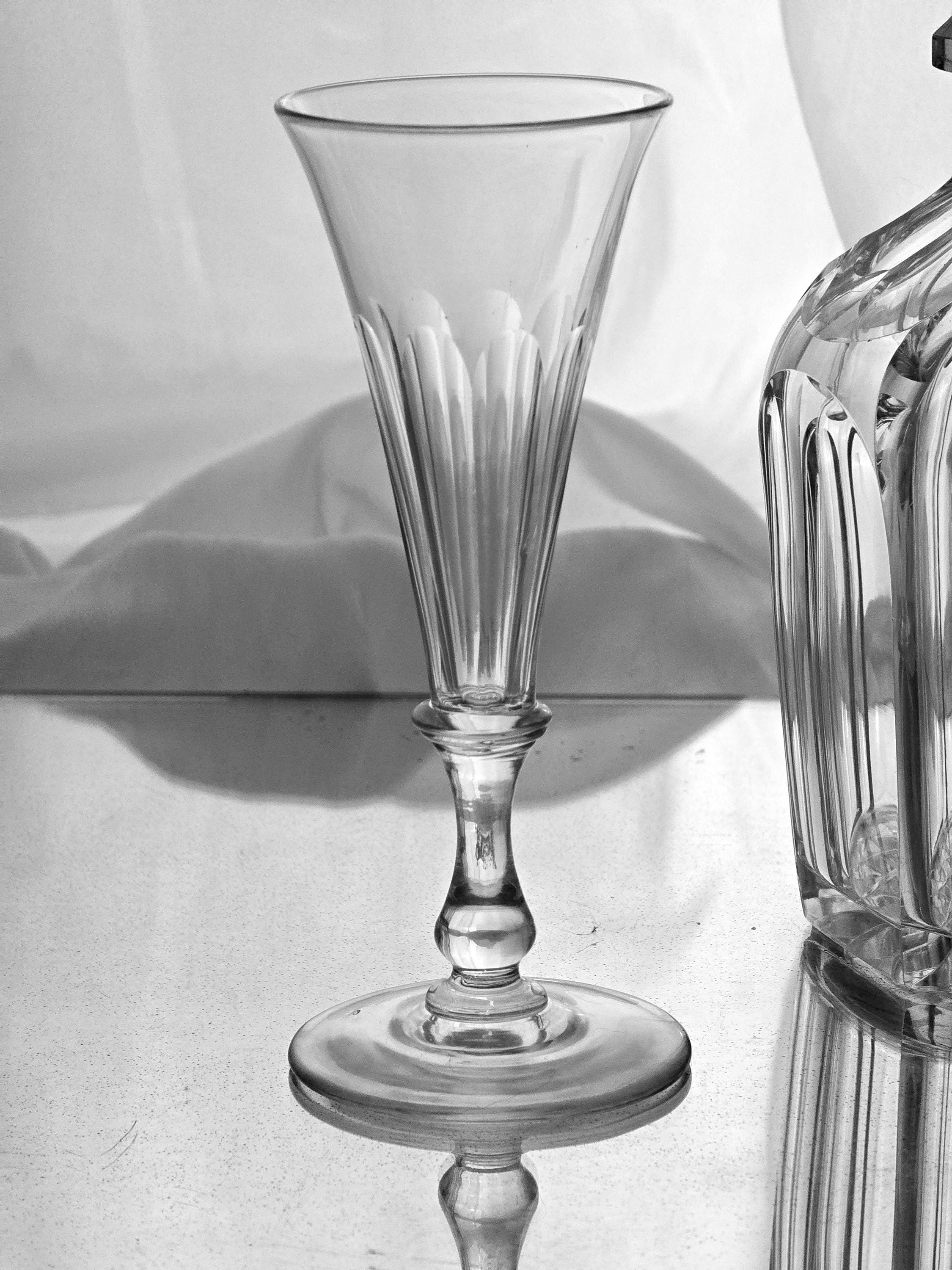 1810 / 1820 Sektglas geriffelt auf Balustersockel aus antikem Sammler-Bleiglas
