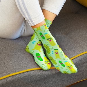Dill Pickle Mönstrade Crew Strumpor – Quirky Matälskare Nyhetspresent