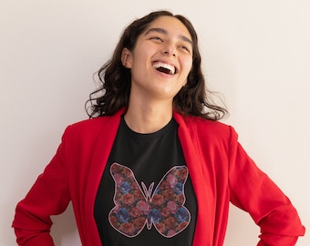 Camiseta con estampado de mariposas y flores: elegante camiseta con estampado de mariposas