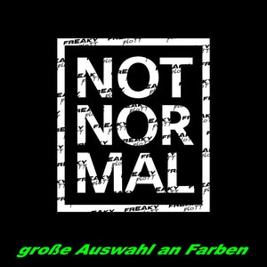 Peut inclure: Conception graphique en noir et blanc avec le texte "NOT NORMAL" dans un cadre blanc avec une bordure noire. Le texte "FREAKY PLOTT" est répété autour de la bordure du cadre. Le texte "große Auswahl an Farben" est en vert sous le cadre.