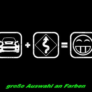 Peut inclure: Un graphique blanc avec une voiture, un panneau de route sinueuse et un visage souriant. Le graphique dit "Mini + Winding Road = Happy". En dessous du graphique se trouve le texte "große Auswahl an Farben".