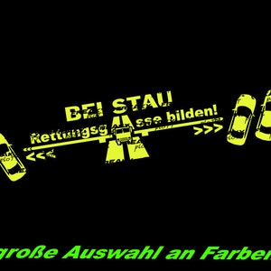 Könnte beinhalten: Gelbe Grafik mit dem Text "BEI STAU Rettungsgsse bilden!" und Pfeilen, die nach links und rechts zeigen. Es befinden sich drei gelbe Autos auf der Grafik. Der Text "große Auswahl an Farben" befindet sich am unteren Rand der Grafik.