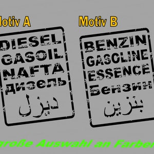 Peut inclure: Deux tampons carrés noirs et blancs avec différents types de carburant. Le tampon de gauche indique "Diesel, Gasoil, Nafta, дизель, ديزل" et le tampon de droite indique "Benzin, Gasoline, Essence, Бензин, بنزین". Le texte sous les tampons indique "große Auswahl an Farben".