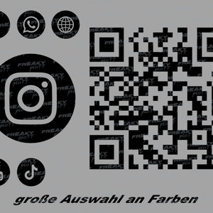Könnte beinhalten: Ein schwarz-weißer QR-Code mit dem Text "FREAKY PLOTT", der sich durchgehend wiederholt. Unter dem QR-Code befindet sich der Text "große Auswahl an Farben". Social-Media-Symbole für Facebook, WhatsApp, Instagram, YouTube und TikTok werden über dem QR-Code angezeigt.