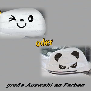 Könnte beinhalten: Zwei weiße Autospiegel mit schwarzen Aufklebern. Der erste Spiegel hat ein zwinkerndes Smiley-Gesicht. Der zweite Spiegel hat ein Panda-Gesicht mit wütenden Augenbrauen. Der Text "A" und "B" befindet sich neben den Spiegeln. Der Text "oder" befindet sich zwischen den Spiegeln. Der Text "große Auswahl an Farben" befindet sich unter den Spiegeln.