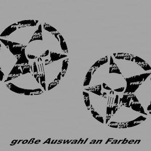 Peut inclure: Deux autocollants en forme d'étoile noir et blanc avec un motif de crâne au centre. Les autocollants ont le texte "FREAKY PLOT" répété autour de l'étoile.