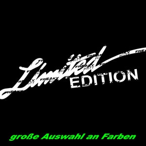 Könnte beinhalten: Weißes Grafikdesign mit dem Text "Limited Edition" in einer stilisierten Schriftart. Der Text wird mehrmals in einer kleineren Schriftart im gesamten Design wiederholt. Der Text "große Auswahl an Farben" ist unten im Bild in Grün geschrieben.