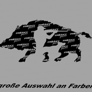 Peut inclure: Silhouette noire d'un sanglier avec le texte "FREAKY PLOTT" répété sur toute l'image. Le texte "große Auswahl an Farben" est en bas de l'image.