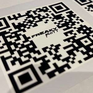 Könnte beinhalten: Ein schwarz-weißer QR-Code mit dem darunter gedruckten Text "FREAKY PLOTT".