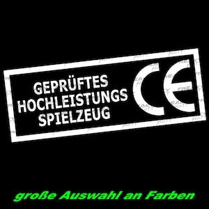 Peut inclure: Un tampon carré blanc avec le texte "Geprüftes Hochleistungs Spielzeug" et la marque CE. Le texte sous le tampon indique "große Auswahl an Farben".