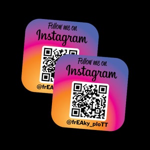 Può includere: Due adesivi quadrati con uno sfondo sfumato rosa, arancione e giallo. Ogni adesivo ha un codice QR in bianco e nero e il testo "Seguimi su Instagram" con un nome utente sotto il codice QR. Il primo adesivo ha il nome utente "@frEA" e il secondo adesivo ha il nome utente "@frEAKy_pIoTT".