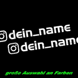 Könnte beinhalten: Weißer Vinyl-Aufkleber mit dem Text "@your_name" und einem Instagram-Logo. Der Text wird zweimal wiederholt, einmal über dem anderen. Der Text "große Auswahl an Farben" ist in Grün unter dem Aufkleber geschrieben.