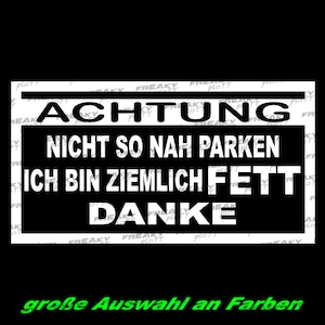 Könnte beinhalten: Ein weißer Aufkleber mit schwarzem Text, der "ACHTUNG NICHT SO NAH PARKEN ICH BIN ZIEMLICH FETT DANKE" lautet. Der Aufkleber hat einen schwarzen Rand und der Text "FREAKY PLOTT" wird um den Rand herum wiederholt.