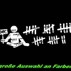 Könnte beinhalten: Schwarze Grafik mit weißen Strichmännchen und Strichlisten. Eine Figur hält ein Schild mit der durchgestrichenen Zahl 2. Der Text "FREAKY PLOTT" wiederholt sich. Der Text "große Auswahl an Farben" steht unten in Grün.