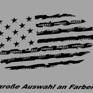 Può includere: Un design di bandiera americana in bianco e nero usurato con il testo "FREAKY PLOTT" ripetuto in tutto. Il testo "große Auswahl an Farben" è nella parte inferiore dell'immagine.