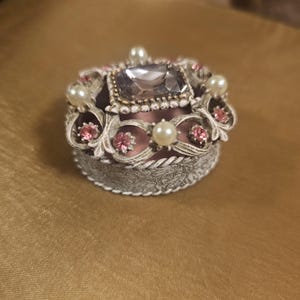 Vintage Florenza 1950&#39;s Pink Jeweled Vanity Trinket Box Rhinestones Faux Pearls Beautiful