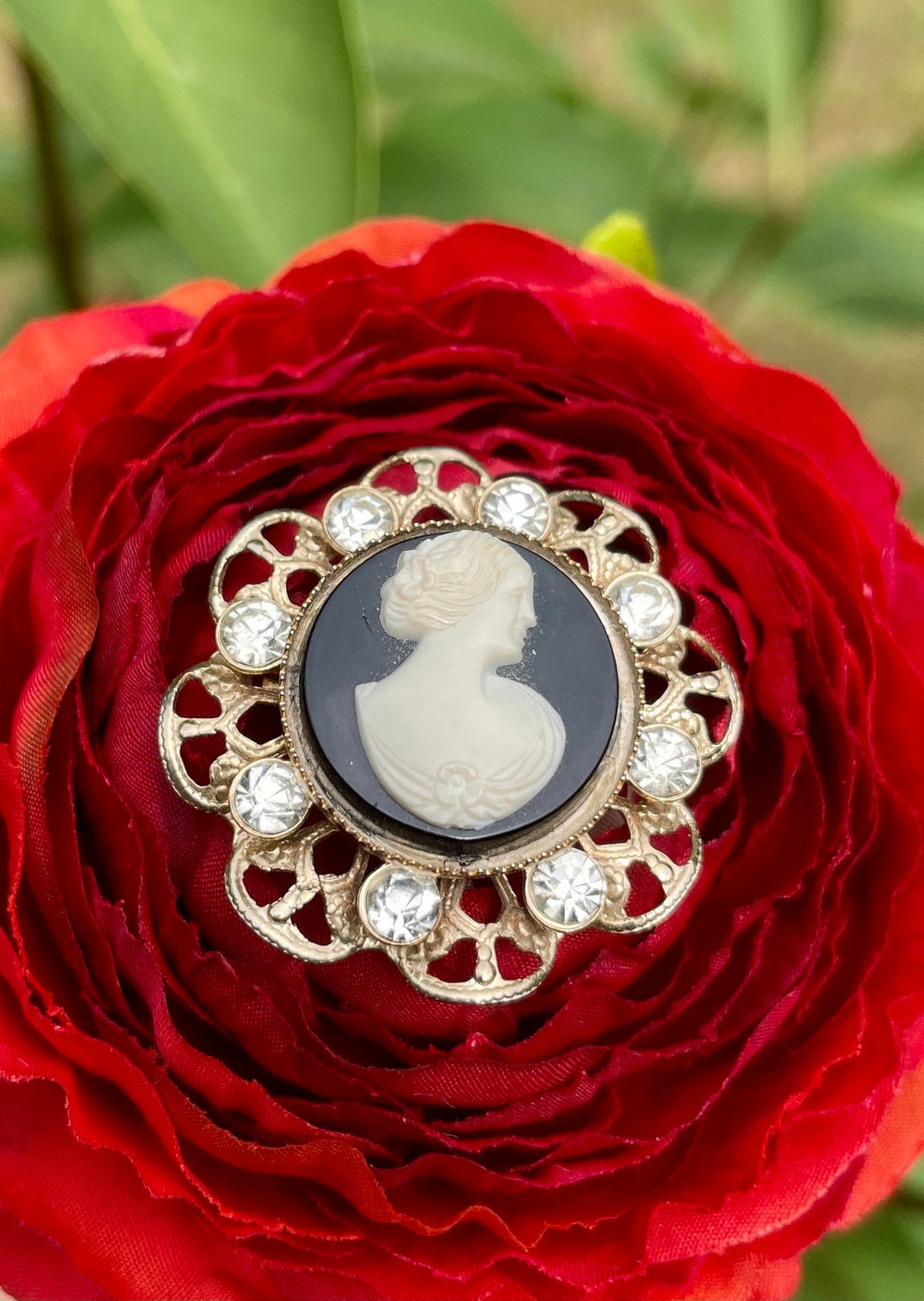 Broche bijou visage femme avec élégant chapeau. - Un grand marché
