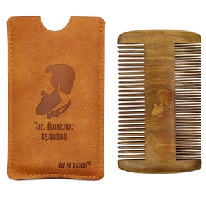 Op de afbeelding: Een houten baardkam met fijne en brede tanden, naast een bruine leren etui. De etui heeft een silhouet van een man met een baard en de tekst "The Authentic Beardman" en "By Al Hoor".