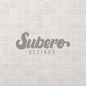K&ouml;nnte beinhalten: Ein wei&szlig;er Fliesenhintergrund mit dem Text "Subero Designs" in grauer Schrift.