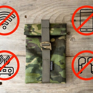 Op de afbeelding: Een camouflage tasje met een zwarte band en een gesp. Het tasje is omringd door vier rode cirkels met zwarte symbolen erin, die geen wifi, geen telefoon, geen radio en geen koptelefoon voorstellen.