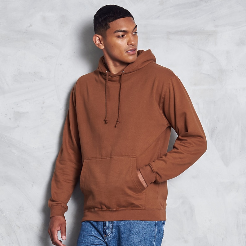 Op de afbeelding: Een bruin hoodie met een kangoeroezak. De hoodie is gemaakt van een zachte, comfortabele stof.