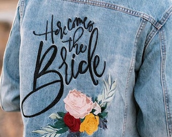 Bestickt kommt hier die Braut Nachhaltige Braut Jeansjacke