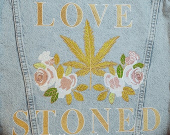 Bestickte LOVE STONED Jacke | Nachhaltige Jeansjacke für die Braut | Hochzeit Jacke | Jacke Verlobung | Jubiläums-Jacke