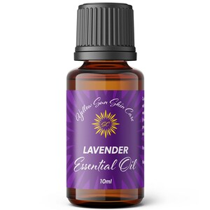 Op de afbeelding: Een 10 ml amberkleurige glazen fles met lavendelolie en een zwarte dop. Het etiket is paars met een gele zonafbeelding en de tekst "Yellow Sun Skin Care" en "Lavender Essential Oil".