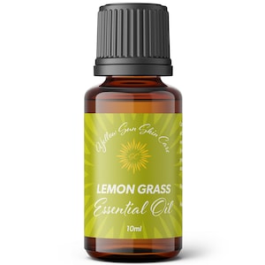 Puede incluir: Una botella de vidrio ámbar de 10 ml de aceite esencial de hierba de limón con una tapa negra. La etiqueta es verde y amarilla con el texto "Yellow Sun Skin Care" y "LEMON GRASS Essential Oil".