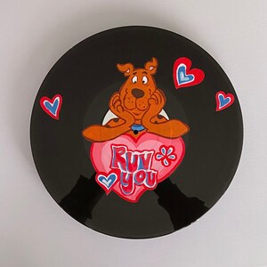 Bemaltes Vinyl l Scooby Doo l Valentinstag l handgemachtes Geschenk l Wohndekor l Cartoon Hund Ruv you