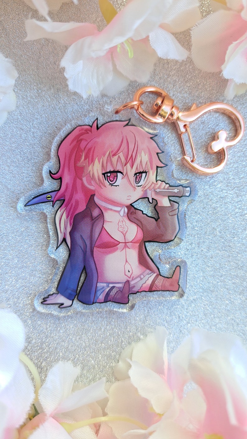 Peut inclure: Un personnage d'anime aux cheveux roses avec un microphone et une &eacute;p&eacute;e, tenant un microphone, dans un style chibi, sur un porte-cl&eacute;s en acrylique transparent.