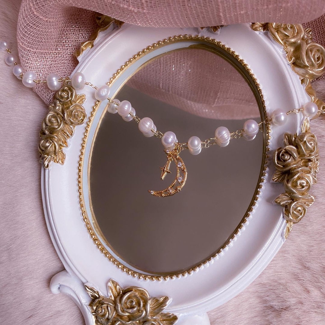 Mystic Moon Pearl Choker | Placage d’or 18 carats, perles d’eau douce, pierres de zircone, acier inoxydable, cuivre