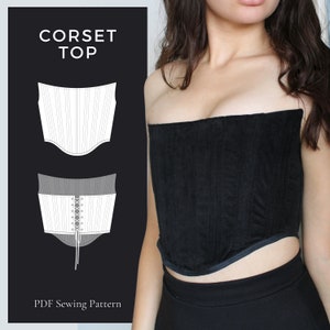 Op de afbeelding: Een zwart corsettop met een beenderenstructuur en een veter aan de achterkant. De top wordt getoond op een model en maakt deel uit van een PDF-naaipatroon.